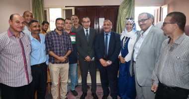 أساتذة وطلاب جامعة الفيوم يحيون العلم احتفالا ببدء العام الدراسى الجديد