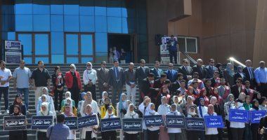 رئيس جامعة كفر الشيخ يشهد مراسم تحية العلم ويقدم التهنئة للطلاب.. صور