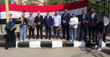 رئيس جامعة المنيا يستقبل الطلاب الجدد والقدامى بالأعلام والهدايا