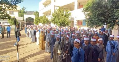 انتظام الدراسة والتزام طلاب الأزهر بالزى الموحد بمعهد بنين نجع حمادى الإعدادى