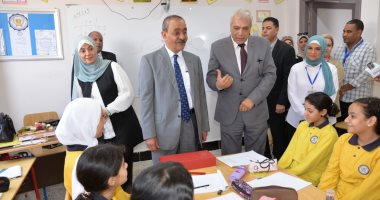محافظ الإسماعيلية يتابع انتظام العملية التعليمية مع بداية العام الدراسى