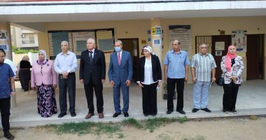 محافظ القليوبية يشارك طلاب المدرسة الفندقية طابور الصباح وتحية العلم 
