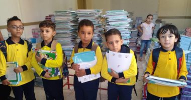 تسليم الطلاب الكتب المدرسية فى أول يوم بالعام الدراسى الجديد.. صور