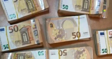 جمارك مطار القاهرة تضبط محاولة تهريب كمية من النقد الأجنبي وعدد من المطاوي