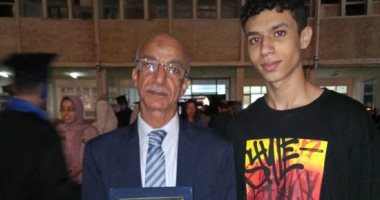 رئيس جامعة الإسكندرية يكرم أكبر طالب بكلية الحقوق: نموذج يستحق التكريم 