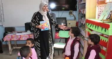 حياة كريمة.. توزيع 30 شنطة مدرسية على تلاميذ الأسر الأولى بالرعاية فى إحدى مدارس الفيوم