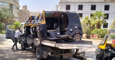 ضبط تكاتك مخالفة ورفع الإشغالات بحى المعادى