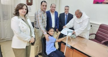 "تعليم بورسعيد" تكرم طالبة ذهبت للمدرسة بالعكاز بأول أيام العام الدراسي.. صور 