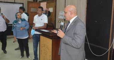 رئيس جامعة أسوان يفتتح فعاليات الدورة الثانية من برنامج قادة المستقبل