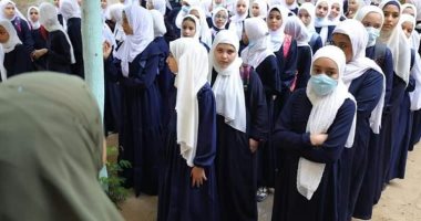 طابور بالجلباب الأزهرى.. فرحة طالبات المعاهد الأزهرية بالأقصر بالعام الدراسى