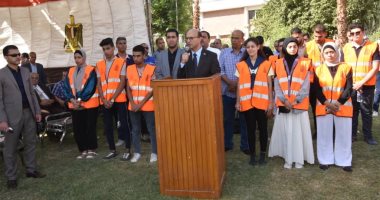 وزير التعليم العالى يستعرض تقريرًا حول انتظام الدراسة بجامعة أسيوط الأهلية.. صور