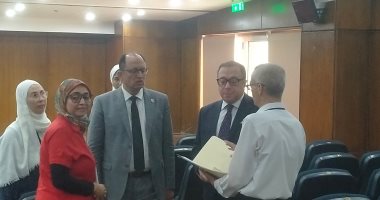 رئيس جامعة حلوان يتفقد مجمع الفنون لمتابعة تقديم الطلاب للجامعة الأهلية