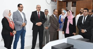 رئيس جامعة قناة السويس يتفقد سير العملية التعليمية لطلاب البرامج المميزة بكلية التجارة