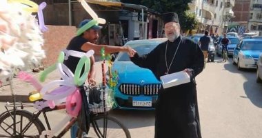 فيها حاجة حلوة.. راعى كنيسة الروم فى دمياط يوزع 50 علبة حلاوة مولد.. صور