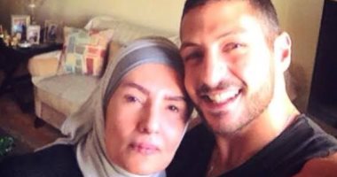 لقاء قديم يجمع عمرو سمير بوالدته ماجدة عاصم