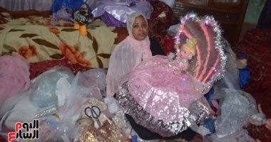 عروسة المولد على كل شكل ولون.. أم رامى ابنة الأقصر تزين عروسة المولد للأطفال والأحبة والمتزوجين يدويًا فى ورشتها بالمنزل.. وتؤكد: الزينة بدأت هواية وتحولت لصناعة تبدأ فى ربيع الأول من كل عام..صور