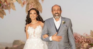 أحمد صيام يوجه رسالة لعريس ابنته آية: حطها فى عينيك