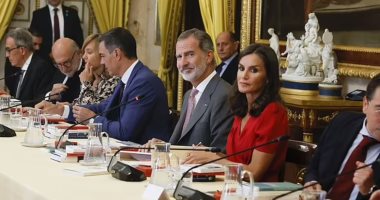 ليتزيا ملكة إسبانيا أنيقة فى فستان باللون الأحمر الداكن.. صور