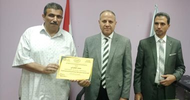 وكيل "تعليم كفر الشيخ" يكرم طلاب ومعلميهم لفوزهم بمسابقة "المشاريع العلمية والحيوية"