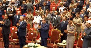 الرئيس السيسي والمشاركون فى الندوة التثقيفية يقفون لتحية أبطال أكتوبر