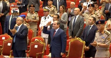 الرئيس السيسي يقدم "التحية العسكرية" لأبطال شاركوا فى حرب أكتوبر المجيدة 