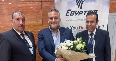 "مصر للطيران" تستقبل طبيبا أنقذ حياة رضيع على رحلة مالبينسا بالورود.. صور