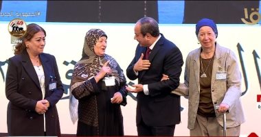 الرئيس السيسي يقدم التحية لأسر أبطال حرب أكتوبر خلال الندوة التثقيفية