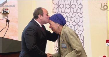 الرئيس السيسي يقبل رأس أهالى أبطال حرب أكتوبر خلال الندوة التثقيفية
