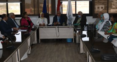 رئيس جامعة قناة السويس يجتمع بأعضاء هيئة التدريس والهيئة المعاونة بكلية طب الأسنان