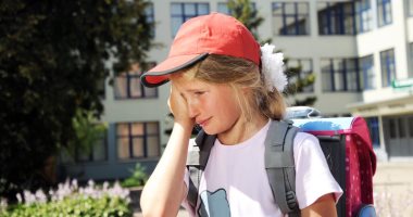 خليك مركز وطمنه. علامات في لغة جسد طفلك تنبهك بأنه يشعر بالخوف من المدرسة