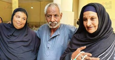 صورة اليوم.. نظرة سيدة الكرنك فى أول لقاء مع والدتها بعد 45 سنة من الضياع