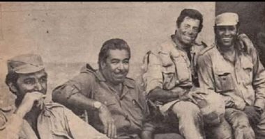 صورة نادرة لـ محمود ياسين وحسين فهمى فى كواليس "الرصاصة لا تزال فى جيبى"