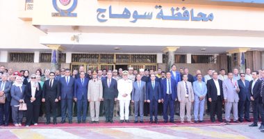 رئيس جامعة سوهاج يشارك فى احتفالية وضع إكليل من الزهور على النصب التذكارى