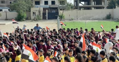 طلاب المدارس يحتفلون بانتصار أكتوبر العظيم برفع علم مصر.. صور 