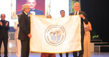 المخرج علي بدرخان يُسلم علم مهرجان الإسكندرية السينمائى للنجم محمود حميدة.. صور