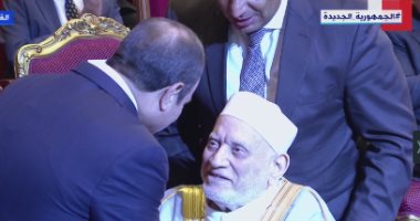 الرئيس السيسي يكرم الدكتور أحمد عمر هاشم رئيس جامعة الأزهر الأسبق 