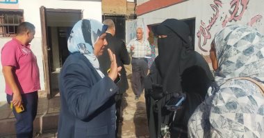 وكيل "تعليم الجيزة" تستمع لشكاوى أولياء الأمور فى بولاق الدكرور.. صور