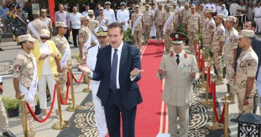 محافظ المنوفية يضع إكليلا من الزهور على النصب التذكارى بشبين الكوم