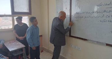 "الحنين للسبورة".. وكيل تعليم المنيا يشرح للتلاميذ داخل الفصل