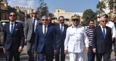 محافظ بورسعيد يضع إكليلا من الزهور على النصب التذكارى احتفالا بنصر أكتوبر