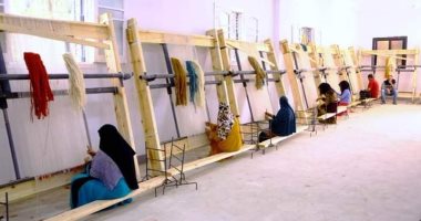 سيدات الفيوم يتألقن فى الحرف اليدوية.. 200 من السيدات المعيلات يصنعن السجاد اليدوى المميز بقرية دار السلام.. وسيدات الإعلام يعزفن بجريد النخيل لصناعة الخوص.. وسيدات السنباط يغزلن بـ"وبر" الإبل وصوف الخراف.. صور