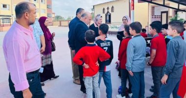 وكيل "تعليم دميـاط" يشارك الطلاب لعبة كرة القدم أثناء النشاط الرياضى