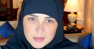 صور جديدة لياسمين عبد العزيز خلال أداء مناسك العمرة