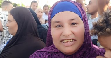 سجدة شكر وزغاريد وتوزيع حلوى.. 30 صورة ترصد الفرحة بعودة "سيدة الكرنك" لمنزلها