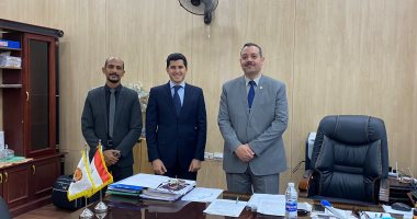 نائب رئيس جامعة أسوان يلتقى وفد بنك المعرفة لتعزيز التعاون