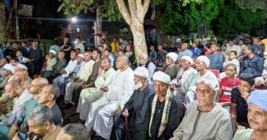 الآلاف فى الصعيد يحتشدون أمام التليفزيون لمشاهدة العالم المصرى أبن قنا ضيفا على "مصر تستطيع" بقناة DMC.. أهالى قريته يعتبرونه فخرا لهم.. الدكتور مصطفى صادق حقق نجاحات علمية كبيرة وحصل على تقديرات دولية.. صور