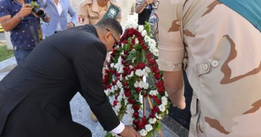 محافظ الدقهلية يضع إكليل الزهور على النصب التذكارى للشهداء 