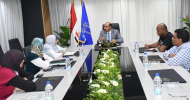 محافظ أسوان يناقش طرح مشروع خط الطرد البديل لمحطة الكرور