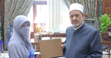 شيخ الأزهر يكرم أوائل الثانوية الأزهرية ويحرص على التقاط الصور التذكارية معهم