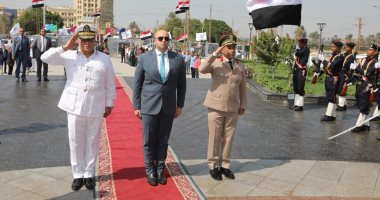 محافظ بنى سويف يضع إكليل الزهور على النصب التذكارى لقبر الجندى المجهول